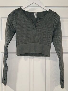 Offline by Aerie Main Squeeze Seamless Waffle Cropped Henley in Sage Green